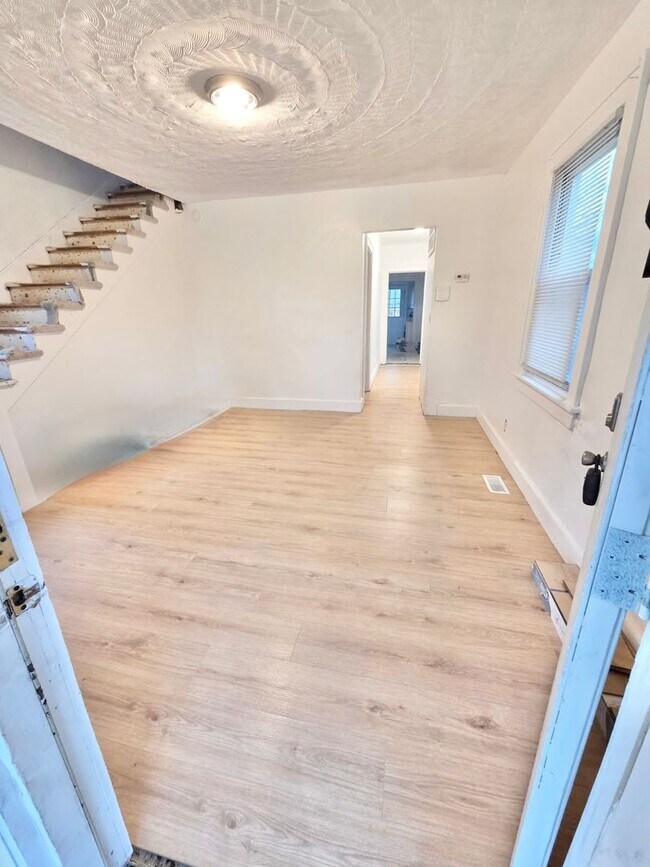 Building Photo - ***4 Bed RENOVATED house/ODU Students welcome! Granite countertops