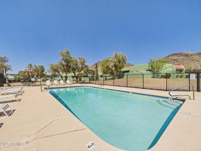 Building Photo - 733 E Cochise Dr