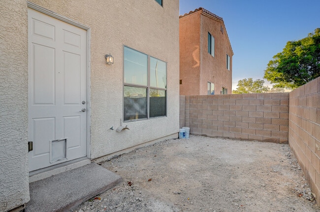 Building Photo - 1894 Versante Ave