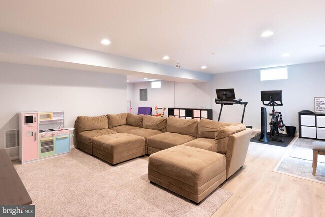 Building Photo - 8061 Side Hill Dr