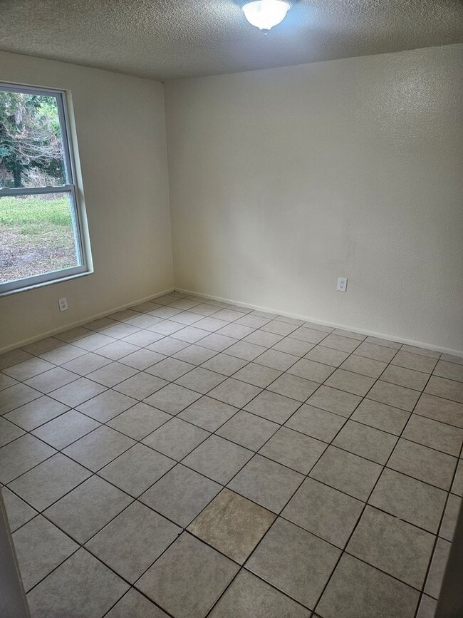 Building Photo - 2/1 DUPLEX
