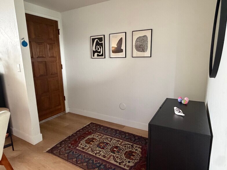 Building Photo - 132 W Alamar Ave