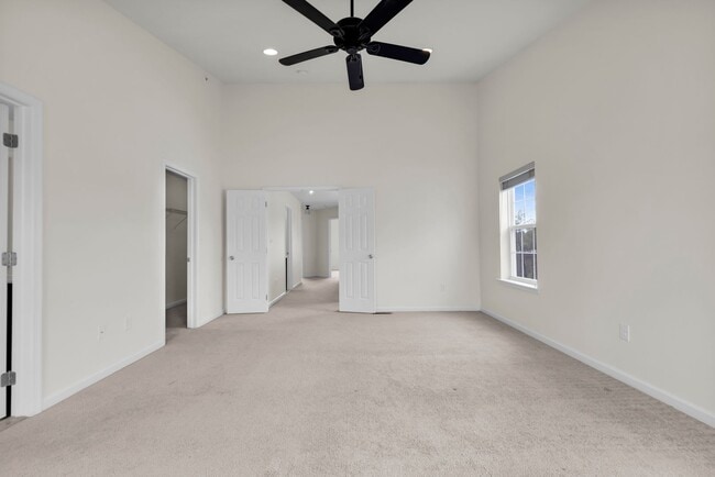 Building Photo - 3 bedroom Townhouse