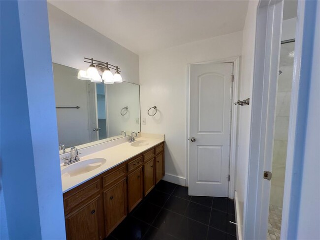 Building Photo - 2110 Meadow Brook Dr