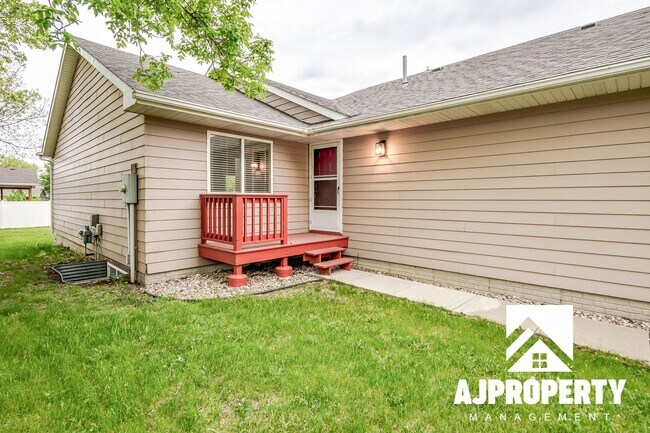 Building Photo - 4 Bedroom 2 bathroom near Memorial middle ...