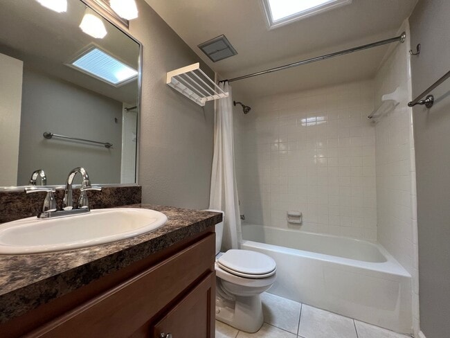 Building Photo - Audubon Park 2/2 Corner Unit Villa with La...