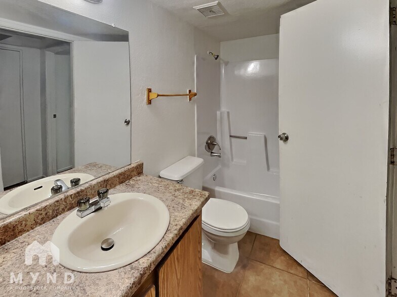 Building Photo - 260 W 8th Ave