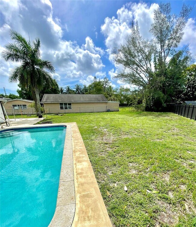 Building Photo - 4430 W Broward Blvd
