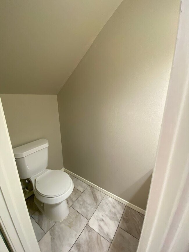 Building Photo - Updated 3 Bedroom, 2-1/2 Bathroom House on a Cul-de-sac