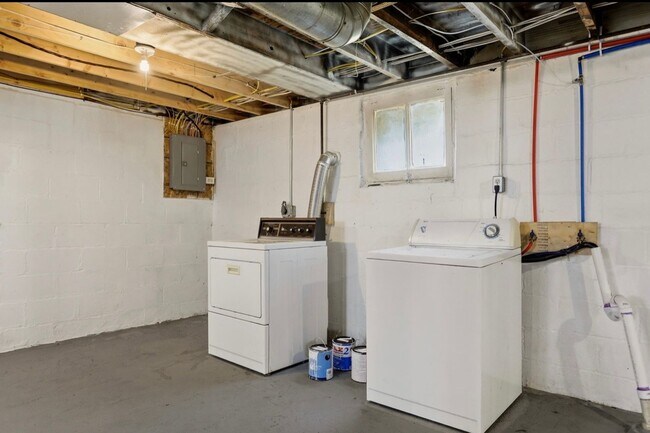 Building Photo - Beautifully Renovated 2 Bed, 1 Bath Home for Rent!