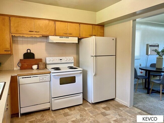 Building Photo - Roomy Three Bedroom Home with Yard!