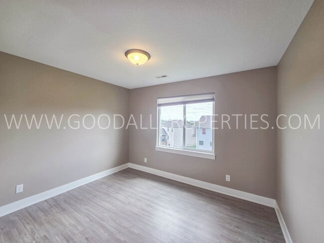 Building Photo - 4-Bedroom, 3.5-Bath Home with Walkout Finished Basement in Norwalk