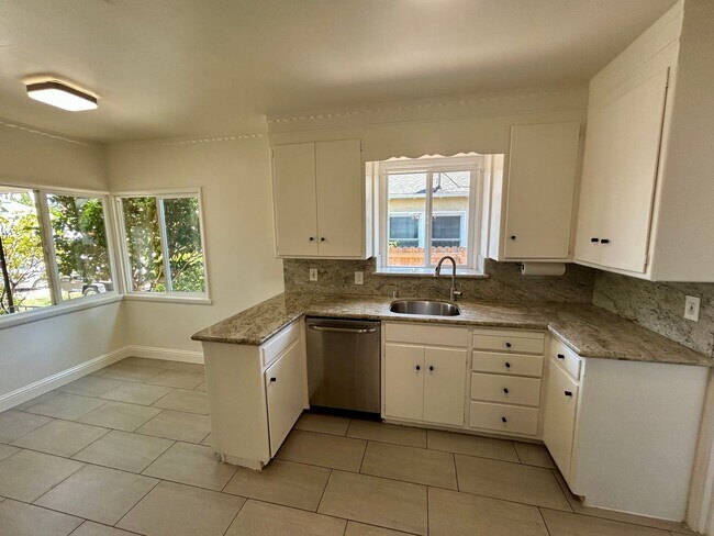 Building Photo - Gorgeous San Leandro Bungalow!