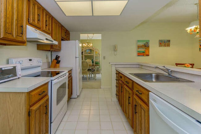 Building Photo - 5188 Woodland Lakes Dr
