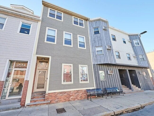 Building Photo - 296 Meridian St