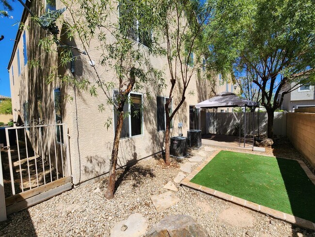 Building Photo - Stunning 4 Bed 3 Bath 2 Story Home with Loft