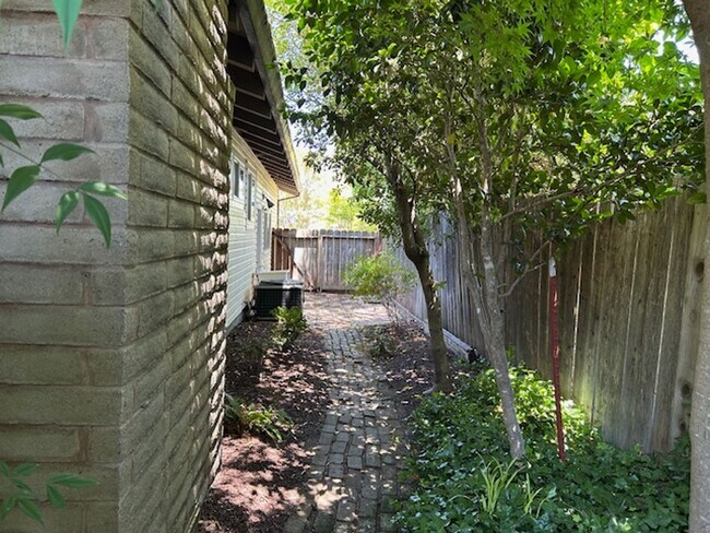 Building Photo - Charming 3bed/2.5Bath  Bennett Valley Home...