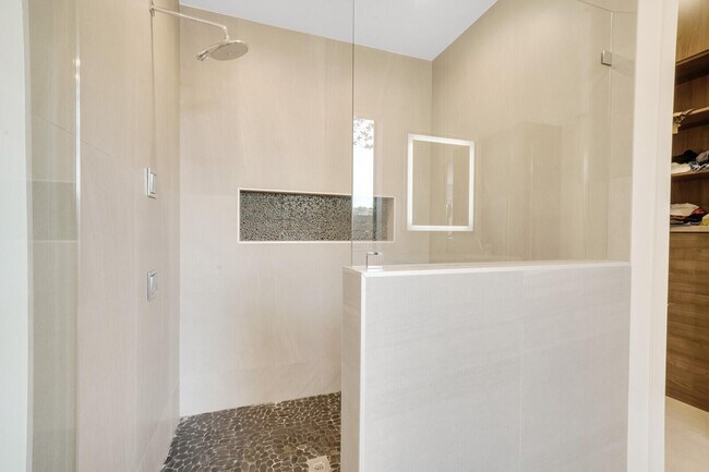 Building Photo - 4011 Bayview Dr