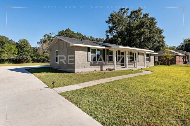Building Photo - Beautifully Updated 4-Bedroom Home in West Mobile!