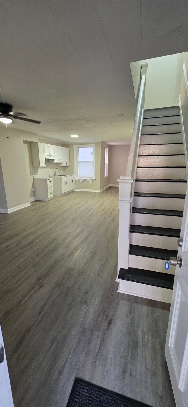 Building Photo - 1203 Darley Ave