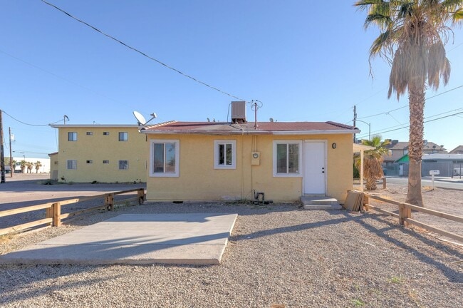 Building Photo - *** Private Home on Huge Lot - Modern and Spacious ***