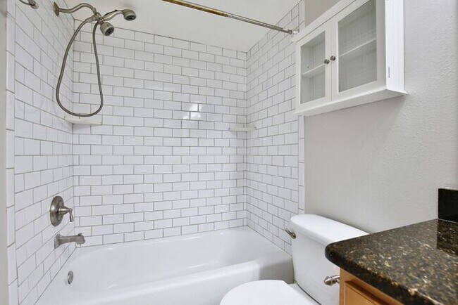 Building Photo - Charming First-Floor 1BR in Audubon Park · In-Unit Laundry · Community Pool with Lake Druid View ...