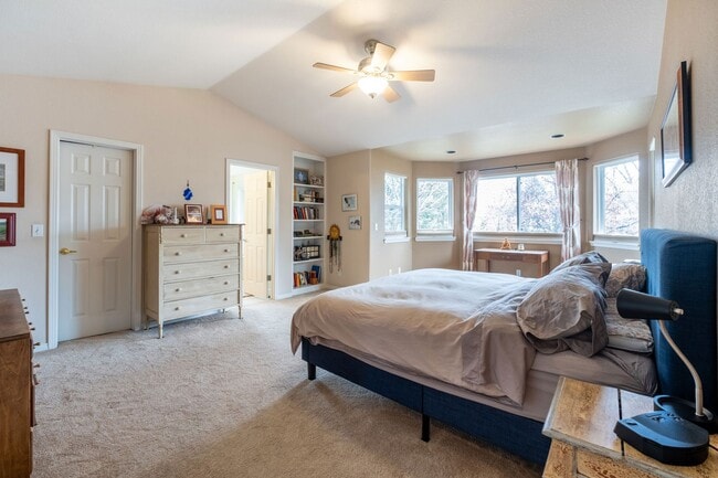 Building Photo - Gorgeous 6 bed 3.5 bath home located in Longmont, CO!