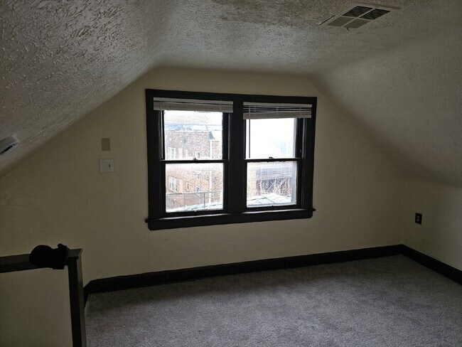 Building Photo - 1547 Hillcrest Rd