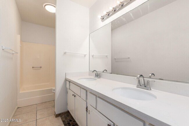 Building Photo - 2128 E Villa Ct