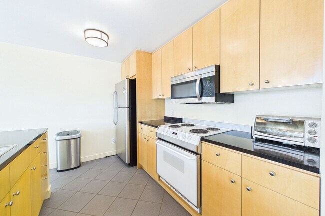 Building Photo - 2BR/2BA Corner Condo w/ Parking | Post International – Lower Pacific Heights