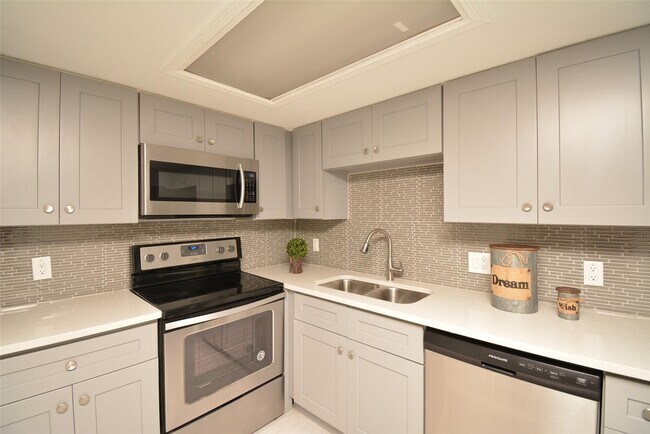 Building Photo - 12633 Memorial Dr