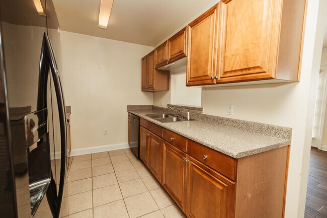 Building Photo - 748 Majestic Dr