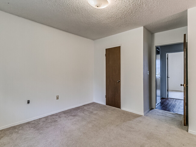 Building Photo - 818 Greenvale Rd