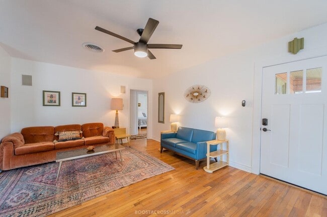 Building Photo - ADORABLE 3 bedroom!