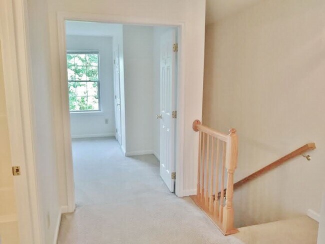 Building Photo - 3 Bed / 2 Bath Single Family Townhome