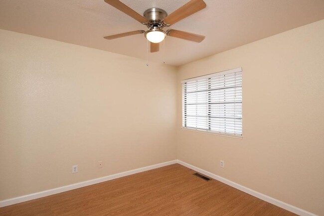 Building Photo - 4 bedroom in NW Modesto near shopping, Kai...