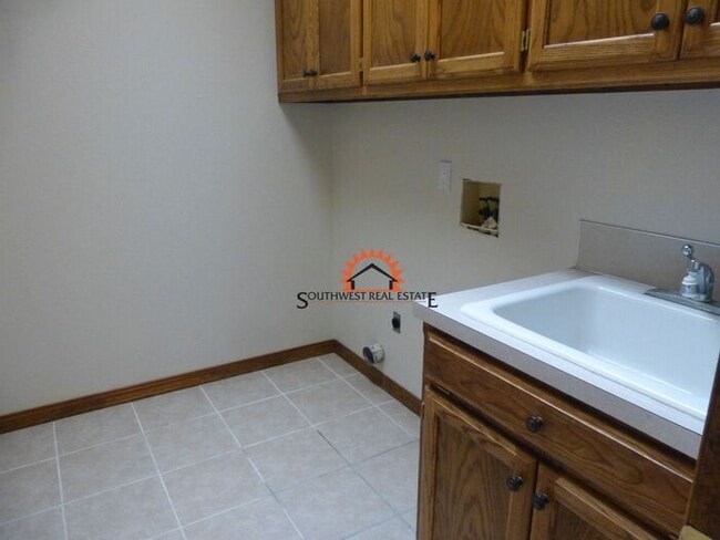 Building Photo - Spacious 4 bedroom 2 bath brick home