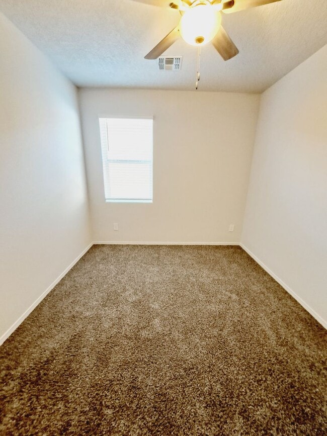 Building Photo - 3 bed 2 bath home in Huning Ranch!