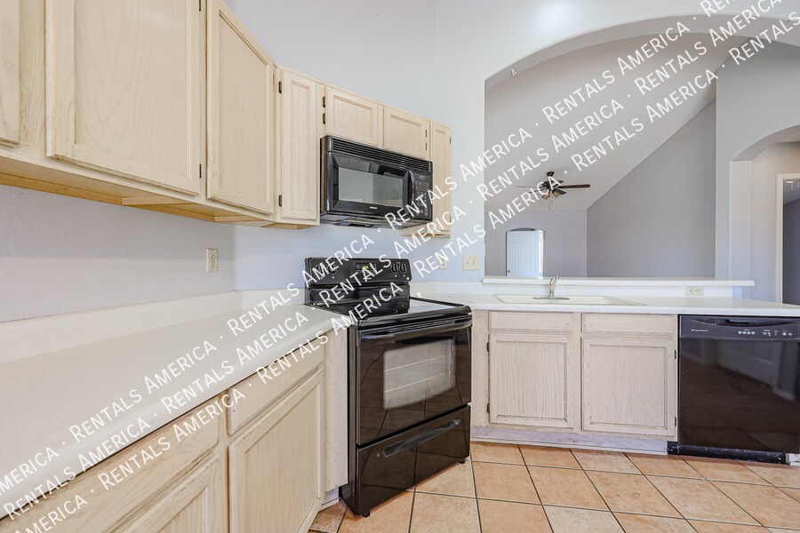 Building Photo - 5515 E Farmdale Ave