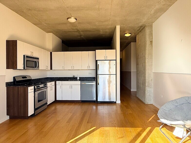Building Photo - 235 W Van Buren St