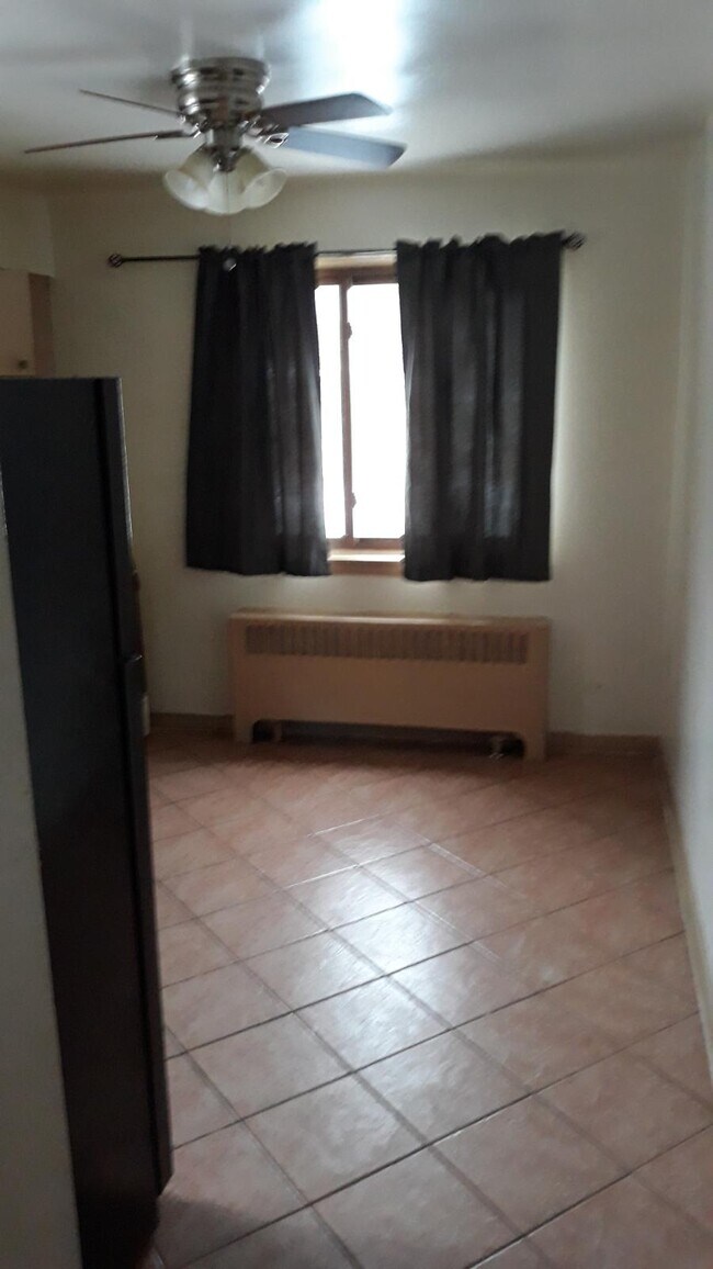 Building Photo - 2044 W Jarvis Ave