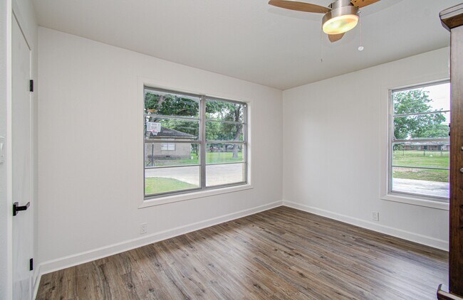 Building Photo - 709 S McCarty Ave