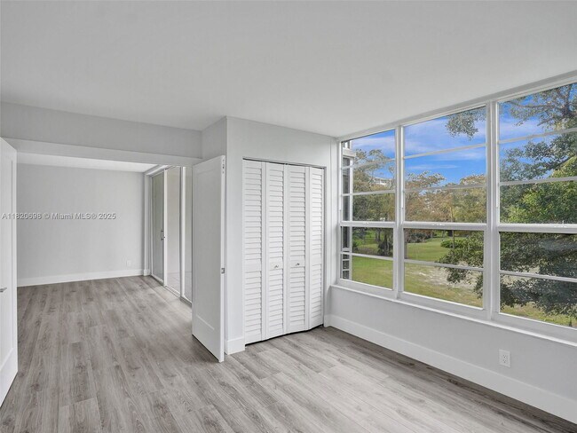 Building Photo - 605 Oaks Dr
