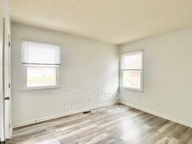 Building Photo - 14 S Lake Cir