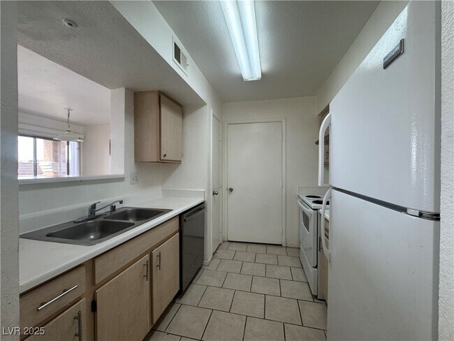 Building Photo - 8101 W Flamingo Rd