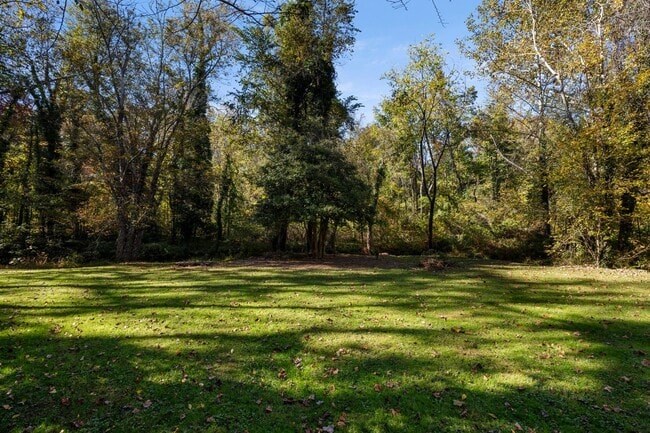 Building Photo - Updated Cottage on Haw Creek!