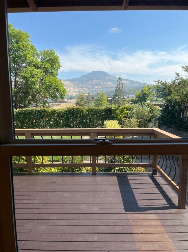 Building Photo - Great East Medford location with views of RoxyAnn