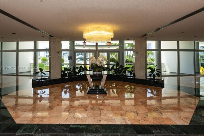 Building Photo - 900 Bay Dr