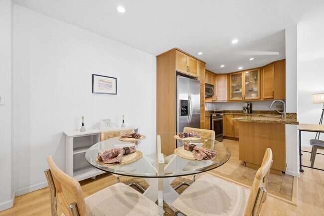 Building Photo - 6333 La Jolla Blvd