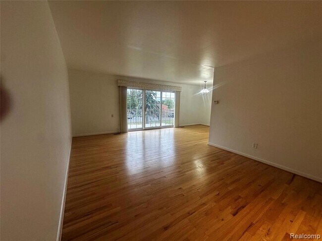 Building Photo - 458 Fox Hills Dr S